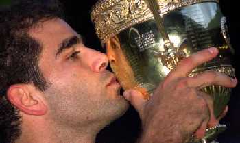 Pete kisses Wimbledon trophy (2000)